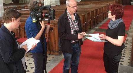 Aufnahmen in der Jakobskirche: Schauspieler Lennart Jähkel erfährt von Stadtarchivarin Monika Knof einiges zu seiner Familiengeschichte.