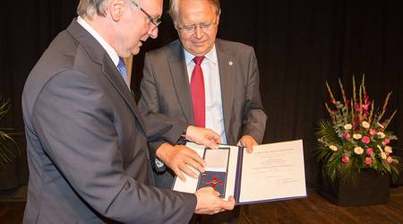 Sachsen-Anhalts Ministerpräsident, Dr. Reiner Haseloff, übergibt das Bundesverdienstkreuz an Prof. Dr. Dieter Orzessek. 
Foto: Hochschule Anhalt