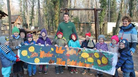 Steppkes der Kita Erlebnisbaum überbrachten mit ihren Erzieherinnen die Spendensumme und das selbstgebastelte Plakat an Tierparkmitarbeiter David Schaller-Engelmann.