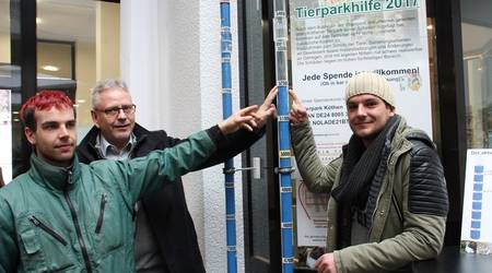 Spendenziel erreicht: Tierparkleiter Michael Engelmann, OB Bernd Hauschild und Tierparkmitarbeiter David Schaller-Engelmann freuen sich über 52.000 Euro für den Köthener Tierpark.