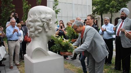 Der Präsident des Homöopathischen Weltärzteverbandes, Dr. med. Alok Pareek, und die Vorsitzende des Deutschen Zentralvereins Homöopathischer Ärzte, Cornelia Bajic, legen Blumen an der Hahnemann-Büste nieder.