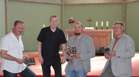 KKM-Geschäftsführer Michael Schuster und die KKM-Mitarbeiter Christian Ratzel und Daniel Spielau stellten gemeinsam mit Pfarrer Horst Leischner den neuen Gruftführer vor.