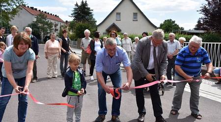 Gemeinsam mit Anwohnern der Mendelssohnstraße vollzogen Oberbürgermeister Bernd Hauschild (2.v.r.), der Vorsitzende des Bau-, Sanierungs- und Umweltausschusses Uwe Klimmek (Mitte) und der sechsjährige Julius (Kita Spielkiste) den obligatorischen Band