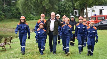 Oberbürgermeister Bernd Hauschild (Mitte) stattete dem Sommerlager der Jugendfeuerwehr einen Besuch ab.