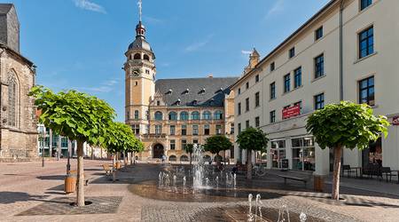 Blick vom Marktplatz zum Rathaus, links die Kirche St. Jakob, rechts das Stadthaus.