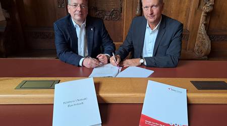 Baudezernent Michael Audörsch (links) und Falk Hawig, Geschäftsführer der Köthen Energie GmbH, unterzeichneten in der vergangenen Woche einen Vertrag über fünf weitere Ladesäulen-Standorte in der Bachstadt.