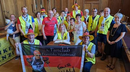 Hildebrand freute sich zusammen mit Ihrem Fanclub über die Ehrung im Rathaus.