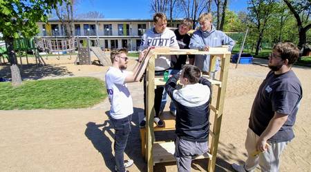 Schüler bauen das Insektenhotel.