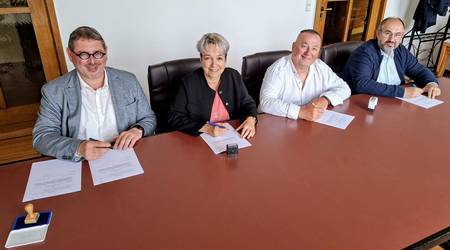 Torsten Lorenz (v. l., Bürgermeister Osternienburger Land), Christina Buchheim (Oberbürgermeisterin Stadt Köthen (Anhalt)), Thomas Rozanski (Hundepension „Am Spring“) und Thomas Schneider (Bürgermeister Stadt Südliches Anhalt) unterzeichneten am vergangenen Dienstag die gemeinsame Vereinbarung.