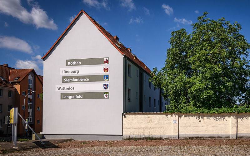 Hauswand mit Partnerstädten Hauswand mit Partnerstädten