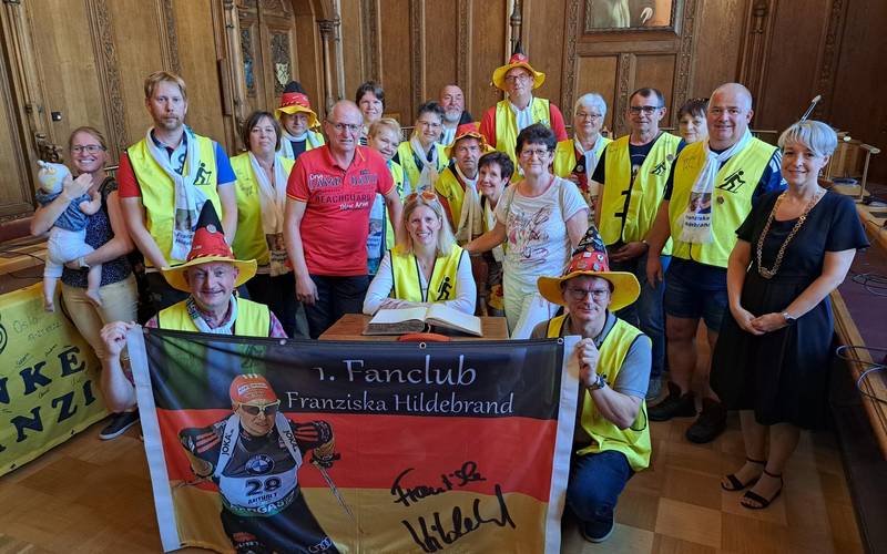 Hildebrand freute sich zusammen mit Ihrem Fanclub über die Ehrung im Rathaus.
