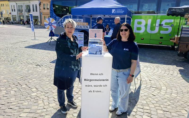 Oberbürgermeisterin Buchheim nahm die Bürger-Anregungen entgegen.