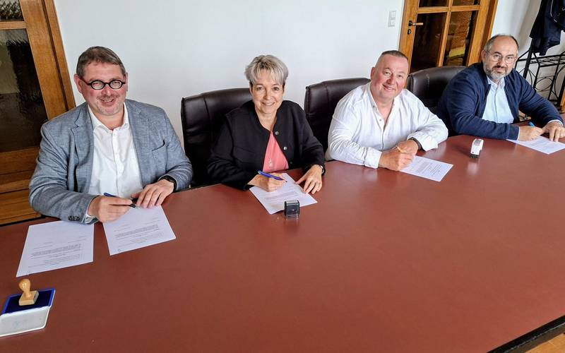 Torsten Lorenz (v. l., Bürgermeister Osternienburger Land), Christina Buchheim (Oberbürgermeisterin Stadt Köthen (Anhalt)), Thomas Rozanski (Hundepension „Am Spring“) und Thomas Schneider (Bürgermeister Stadt Südliches Anhalt) unterzeichneten am vergangenen Dienstag die gemeinsame Vereinbarung. Torsten Lorenz (v. l., Bürgermeister Osternienburger Land), Christina Buchheim (Oberbürgermeisterin Stadt Köthen (Anhalt)), Thomas Rozanski (Hundepension „Am Spring“) und Thomas Schneider (Bürgermeister Stadt Südliches Anhalt) unterzeichneten am vergangenen Dienstag die gemeinsame Vereinbarung.