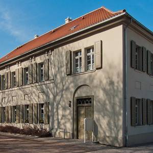 Das Hofgärtnerhaus steht im Schlosspark.