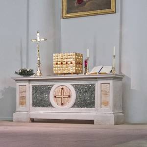 Kirche St. Maria - historischer Altar aus italienischem Marmor, gestiftet von Herzogin Julie