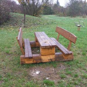 Spielplatz Baasdorf - Sitzgruppe Waldhaus