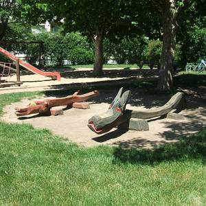 Spielplatz Geschwister-Scholl-Straße - Sitzplastiken