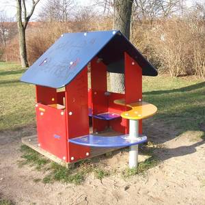 Spielplatz Hugo-Junkers-Straße - Rotes Haus