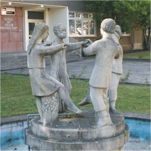 Brunnen mit tanzenden Kindern, vor der Sekundarschule Völkerfreundschaft.