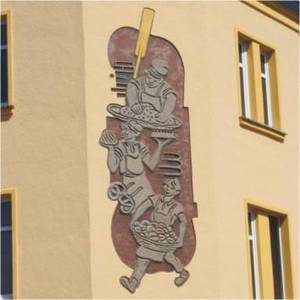 Sgraffito von Bäckern an der Eckwand der ehemaligen Bäckerei Schade, Lange Straße/ Ecke Bernburger Straße.