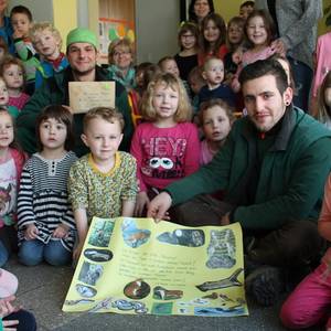 Die Steppkes der Kita Buratino überreichten das gesammelte Geld und ein Plakat an Tierparkmitarbeiter Felix Fiala und David Schaller-Engenmann.