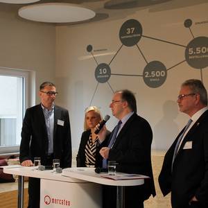 Mercateo-Vorstand Peter Ledermann, Mercateo-Mitarbeiterin Anja Müller, Ministerpräsident Dr. Reiner Haseloff und Köthens Oberbürgermeister Bernd Hauschild bei der Podiumsdiskussion.