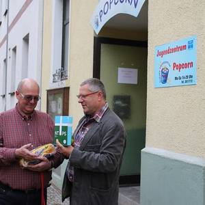 Der Leiter des Jugendclubs, Olaf Schwertfeger, erhielt von Pfarrer Horst Leischner ein paar Geschenke zum Einzug in die neuen Räumlichkeiten.