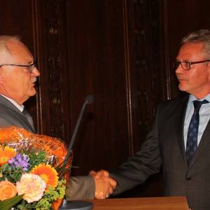 Der Stadtratsvorsitzende Dr. Werner Sobetzko (l.) ernannte Bernd Hauschild (r.) zum neuen Oberbürgermeister der Stadt Köthen (Anhalt).