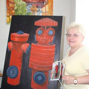 Marianne Heitmann, Leiterin des Vereins Lüneburger Palette, fand an den Feuerwehrhydranten in der Bärteichpromenade Interesse.