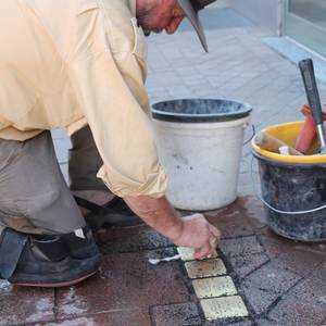 Künstler Gunter Demnig verlegte die Stolpersteine in Köthen.