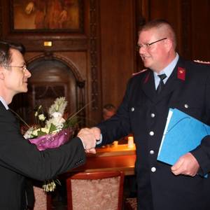 Der amtierende Oberbürgermeister Alexander Frolow (l.) überreichte Heiko Schmidt die Ernennungsurkunde und einen Blumenstrauß.