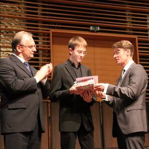 Im Beisein von Ministerpräsident Dr. Reiner Haseloff erhält Johannes Daniel Schneider (m.) von Alexander Frolow (r.) den Sonderpreis des Oberbürgermeisters der Stadt Köthen für den Teilnehmer mit der höchsten Punktzahl.