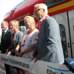 Sachsen-Anhalts Verkehrsminister Thomas Webel, Henriette Hahn von der DB Regio, Monika Kölsch vom Deutschen Zentralverein Homöopathischer Ärzte und der Vorsitzendes des Köthener Stadtrates Dr. Werner Sobetzko.