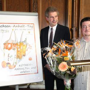 Steffen Fischer (re.) erhielt Blumen und Preisgeld für seinen Entwurf. Regierungssprecher Dr. Matthias Schuppe gratulierte dem Gewinner als einer der ersten.