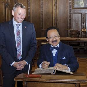 Der Botschafter der Republik Indonesien, Dr. Fauzi Bowo, trug sich im Beisein von Köthens Oberbürgermeister Kurt-Jürgen Zander ins Goldene Buch der Stadt ein.