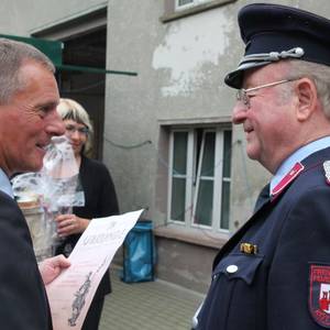 Köthens Oberbürgermeister Kurt-Jürgen Zander gratulierte Kamerad Wolfgang Lorenz zu 60 Jahren bei der Feuerwehr.