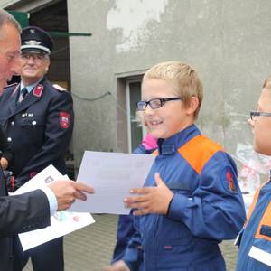 Die Mitglieder der Jugendfeuerwehr, Ricky Schiepeck, Jason Pascal Prengel und Alexander König wurden vom Köthener OB ausgezeichnet.