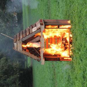 Ein präpariertes Holzhaus galt es für die Jugendfeuerwehr zu löschen.