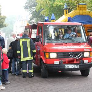 Großer Andrang: Viele wollten einmal in einem Feuerwehrauto mitfahren.