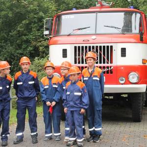 Die Mitglieder der Jugendfeuerwehr absolvierten zum Tag der offenen Tür eine Löschübung.