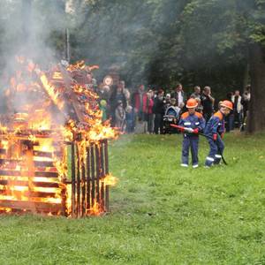 Schauvorführung der Jugendfeuerwehr: Löscheinsatz mit Tanklöschfahrzeug.