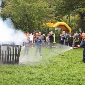 Schauvorführung der Jugendfeuerwehr: Löscheinsatz mi Tanklöschfahrzeug.