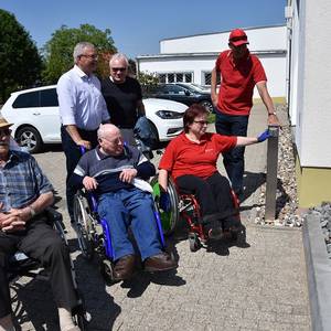 Bei KöthenEnergie testeten die Teilnehmer der Rollitour die Klingel bzw. den Zugang für Rollstuhlfahrer.