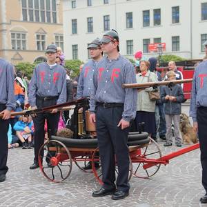 Einige Kameraden stellten sich als Turner Feuerwehr zur Schau, aus der die Köthener Wehr einst hervorgegangen ist.
