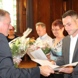 Tobias Kasperski, Karin Krietsch und Uwe Wittmann (v.r.) erhalten aus den Händen von Oberbürgermeister Kurt-Jürgen Zander ihre Urkunden.