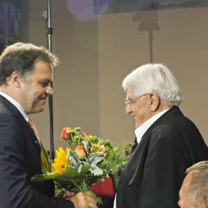 Kultusminister Stephan Dorgerloh verabschiedete Hans Georg Schäfer mit Blumen.