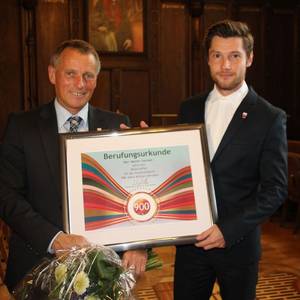 Martin Zwicker (r.) erhält aus den Händen von Köthens Oberbürgermeister Kurt-Jürgen Zander seine Berufungsurkunde.