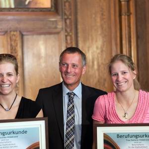 Franziska und Stefanie Hildebrand mit Köthens Oberbürgermeister Kurt-Jürgen Zander