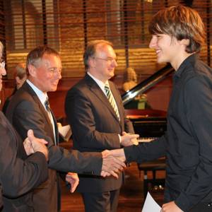 Hans-Georg Schäfer und OB Kurt-Jürgen Zander gratulieren im Beisein von Ministerpräsident Dr. Reiner Haseloff dem Sieger der Altersgruppe 3.