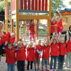 Passen perfekt: Die Mädchen und Jungen der Kita Spielkiste freuen sich gemeinsam mit Leiterin Ines Lüttig (l.)  und Elke Mißbach von KTSB Bau (r.) über die neuen T-Shirts.